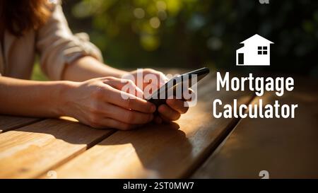 Un locatario o un acquirente domestico che controlla i tassi di interesse su un telefono cellulare, con un'immagine concettuale finanziaria e relativa ai prestiti. Foto Stock