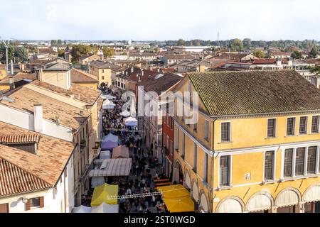 Piove di sacco, Veneto, Italia - 20 ottobre 2024: Veduta aerea di un mercato di strada nel centro della città, tra tetti in terracotta Foto Stock