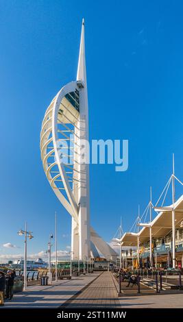 L'iconica Spinnaker Tower di Gunwharf Quays si affaccia sul porto di Portsmouth, Portsmouth, Hampshire, costa meridionale dell'Inghilterra Foto Stock