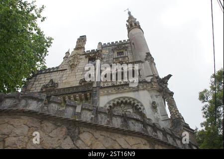 Quinta da Regaleira, Sintra, Portogallo. Un'affascinante miscela di intricata architettura e lussureggianti giardini. Questo palazzo fiabesco trasporta visito Foto Stock