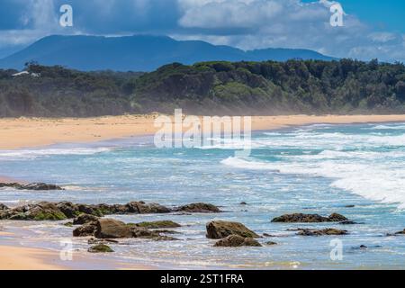 Una visita a Cuttagee Beach vicino a Bermagui sulla costa della Sapphire Coast nella costa meridionale del NSW, Australia Foto Stock