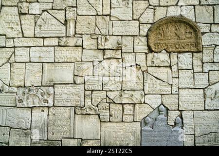 Cimitero ebraico di Synagouge Remuh nel quartiere ebraico di Kazimierz, Cracovia, Polonia. Cracovia, Kazimierz, zydowski cmentarz przy synagodze Remu. Foto Stock