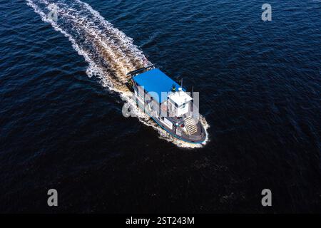 Norfolk Virginia - 4 aprile 2022: Vista aerea del traghetto Elizabeth River Ferry che porta passeggeri da Norfolk a Portsmouth Foto Stock