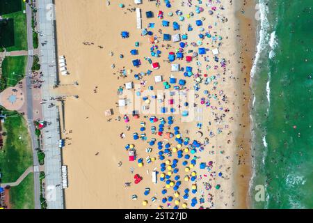 Vista aerea dall'alto verso il basso di una spiaggia affollata sul fronte oceano di Virginia Beach Foto Stock