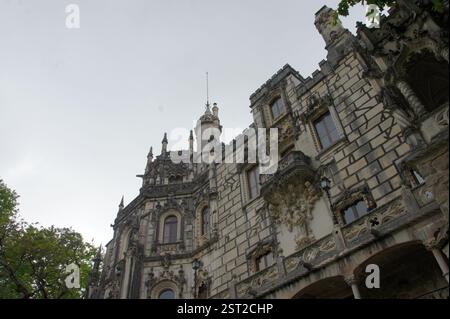Quinta da Regaleira, Sintra: Una tenuta affascinante con un'architettura intricata e giardini lussureggianti. Un'affascinante miscela di fantasia e realtà. Foto Stock