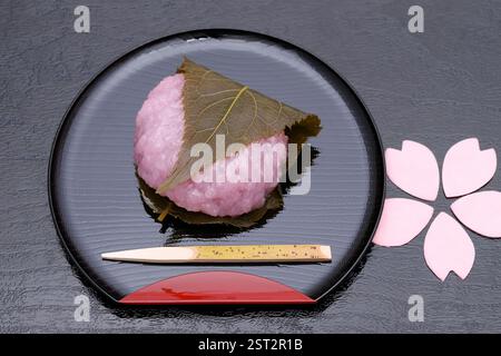 Dolciumi tradizionali giapponesi, dessert fatto di torta di riso, si chiama Sakura mochi. Foto Stock
