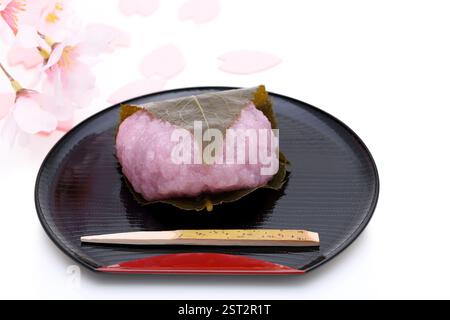 Dolciumi tradizionali giapponesi, dessert fatto di torta di riso, si chiama Sakura mochi. Foto Stock