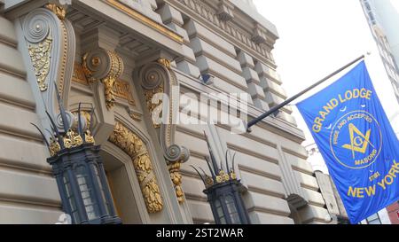New York City, Stati Uniti - 6 settembre 2023: Facciata dell'edificio Grand Lodge of Masons, Manhattan Street. Architettura della sede centrale della Massoneria. Organizzazione di muratura a New York, Stati Uniti. Esterno Massonic Hall. Bandiera Foto Stock