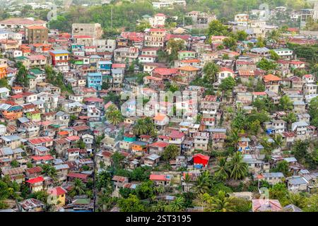 Case residenziali costruite su una collina nella città di Cebu nelle Filippine Foto Stock