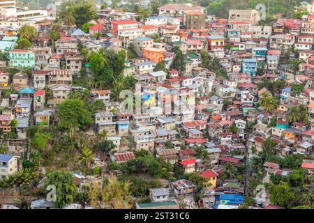 Case residenziali costruite su una collina nella città di Cebu nelle Filippine Foto Stock