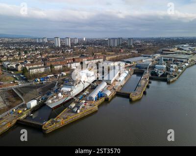 Vista aerea delle fregate HMS Glasgow e HMS Cardiff Type 26 presso il cantiere BAE Systems di Scotstoun sul fiume Clyde, Glasgow, Scozia, regno unito Foto Stock