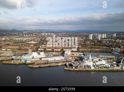 Vista aerea delle fregate HMS Glasgow e HMS Cardiff Type 26 presso il cantiere BAE Systems di Scotstoun sul fiume Clyde, Glasgow, Scozia, regno unito Foto Stock