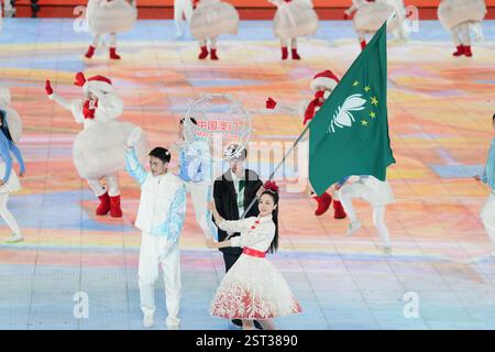 Harbin, Cina. 14 febbraio 2025. I membri della delegazione della Cina a Macao sfilano durante la cerimonia di chiusura dei IX Giochi invernali asiatici Harbin 2025 il 14 febbraio 2025 a Harbin, nella provincia cinese di Heilongjiang. Crediti: Zhao Yuhang/China News Service/Alamy Live News Foto Stock