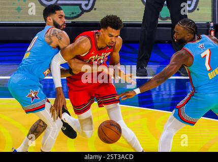 San Francisco, Stati Uniti. 16 febbraio 2025. Victor Wembanyama (C) di Chuck's Global Stars dei San Antonio Spurs sfonda durante l'NBA All Star Game 2025 tra gli OG di Shaq e i Chuck's Global Stars a San Francisco, Stati Uniti, 16 febbraio 2025. Crediti: Dong Xudong/Xinhua/Alamy Live News Foto Stock
