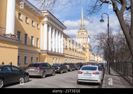 San Pietroburgo, Russia - 9 aprile 2016: Le auto sono parcheggiate vicino all'edificio dell'Ammiragliato, è l'ex quartier generale dell'Ammiragliato Board e dell'Impe Foto Stock