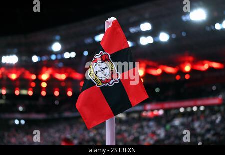 Bundesliga, BayArena Leverkusen: Bayer Leverkusen vs FC Bayern Monaco; bandiera d'angolo con stemma della Bayer Foto Stock