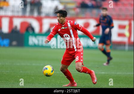 MONZA, ITALIA - 16 FEBBRAIO: Kevin Zeroli dell'AC Monza in azione, durante la partita di serie A tra Monza e Lecce all'U-Power Stadium il 16 febbraio 2025 a Monza, Italia. (Foto di MB Media) Foto Stock