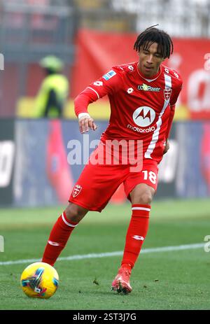 MONZA, ITALIA - 16 FEBBRAIO: Kevin Zeroli dell'AC Monza in azione, durante la partita di serie A tra Monza e Lecce all'U-Power Stadium il 16 febbraio 2025 a Monza, Italia. (Foto di MB Media) Foto Stock