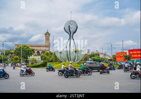 Ingorgo di motociclette sulla rotatoria di Nha Trang Vietnam. Nha Trang, Vietnam - 4 novembre 2024. Foto Stock