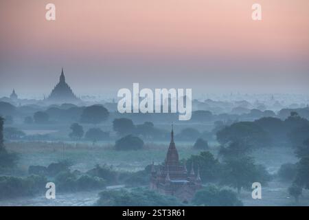 Myanmar, Bagan, templi nella nebbia mattutina, vista dal Tempio di Shwesandaw - parte della zona archeologica di Bagan Vecchia con oltre 4000 templi Foto Stock