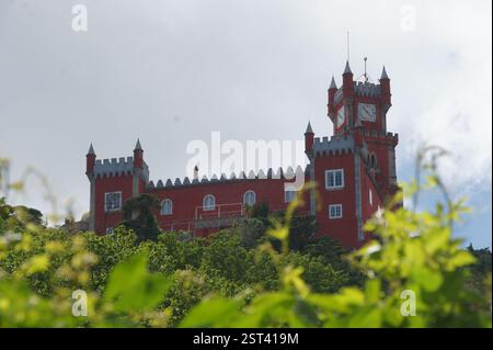 Il Palácio da pena, un'affascinante miscela di rosso e fiaba, sorge con orgoglio a Sintra, Portogallo. Questa fuga romantica è molto più di una bella vista; io Foto Stock