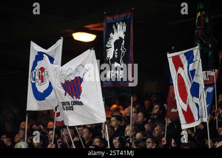 GB. LONDRA, 15 febbraio 2025 - tifosi con bandiere durante la partita di Premier League tra Crystal Palace e Everton allo stadio Selhurst Park. Seb. Foto Foto Stock