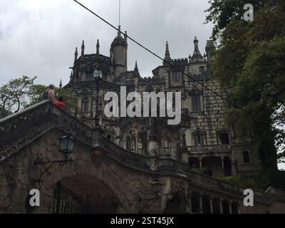Il Palazzo Quinta da Regaleira è un capolavoro architettonico con dettagli intricati ed elementi gotici. E' un simbolo di romanticismo e immaginazione. Foto Stock