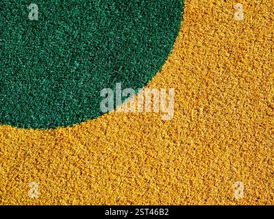 Erba sintetica verde brillante e oro per creare un motivo dinamico Foto Stock