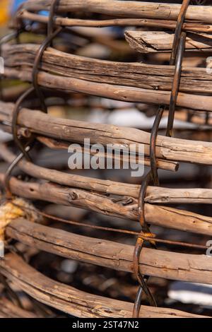 Primo piano di canna e metallo di vaso di aragosta di legno Foto Stock