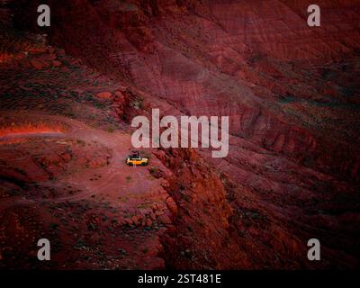 Campeggio a Cliffside Overland su un Remote Desert Trail Foto Stock