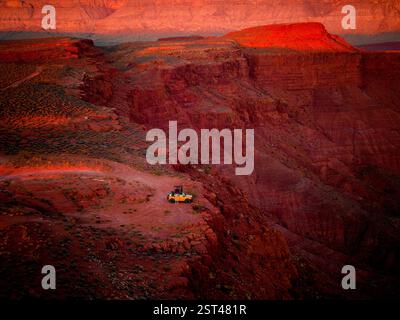 Campeggio a Cliffside Overland su un Remote Desert Trail Foto Stock