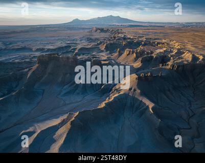 Vista aerea delle Rugged Desert Badlands con le spettacolari ombre Foto Stock