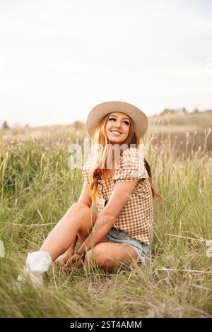 Una giovane donna ama stare all'aperto con una luce calda Foto Stock
