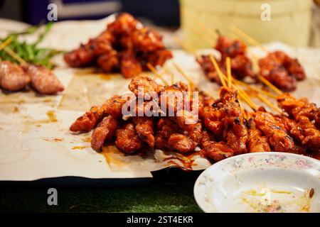 Spiedini alla griglia carne di pollo al mercato vicino Foto Stock