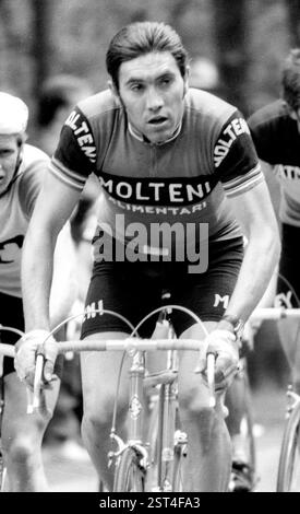01.05.1974 Ciclismo, gara ciclistica, intorno alla Henninger Tower, campo di piloti con Eddy Merckx nella maglia Molteni in azione [traduzione automatica] Foto Stock