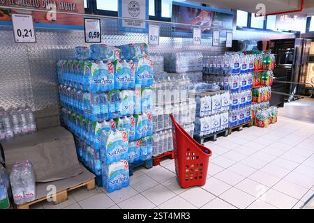 Acqua minerale in un negozio di alimentari italiano Foto Stock