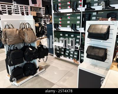 Leopoli, Ucraina - 16 febbraio 2025: Leopoli, Ucraina - 16 febbraio 2025: Esposizione al dettaglio con varie borse e scarpe che presentano accessori eleganti e Foto Stock