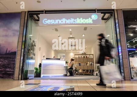 Gesundheitskiosk Hamburg-Billstedt im Einkaufszentrum Billstedt-Center di Amburgo foto vom 10.02.2025. Gesundheitskioske erfuellen eine wichtige Lotsenfunktion, die ueber das rein Medizinische hinausgeht. SIE vernetzten Hilfsangebote und vermitteln Menschen an Arztpraxen und Kliniken sowie in Psychosoziale Beratungen oder an einen Pflegestuetzpunkt. Eigentlich sollten nach dem Willen von Gesundheitsminister Karl Lauterbach SPD 1,000 Kioske als Teil der Regelversorgung entstehen, um die medizinische Versorgung und die Praevention zu verbessern. Doch dazu kommt es nicht, weil der Plan aus dem GE Foto Stock