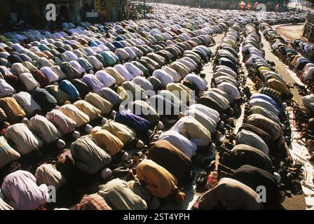 I musulmani che pregano, le preghiere di massa di ID Namaz per strada, jodhpur, rajasthan, india Foto Stock