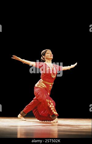 La ballerina classica indiana Malavika Sarrukkai esegue un assolo Bharat Natyam Dance, India - VERSIONE NON DISPONIBILE Foto Stock