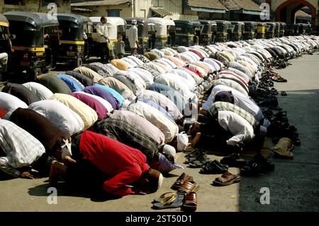 Popolo musulmano che prega, Namaz, preghiere di massa, Bombay Mumbai, Maharashtra, India, Asia Foto Stock
