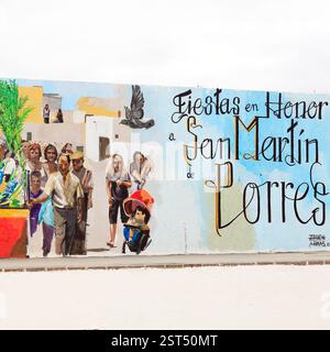 Colorato murale comunitario nella chiesa di Martin de Porres, El Roque, oliva, Fuerteventura, Isole Canarie, Spagna, UE. - L'inverno 2024 Foto Stock