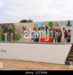 Colorato murale comunitario nella chiesa di Martin de Porres, El Roque, oliva, Fuerteventura, Isole Canarie, Spagna, UE. - L'inverno 2024 Foto Stock