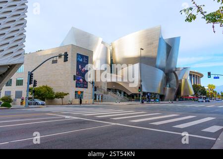 Los Angeles, California - 7 gennaio 2025: Vista dinamica della Walt Disney Concert Hall da un incrocio, che mostra la sua architettura unica e Foto Stock