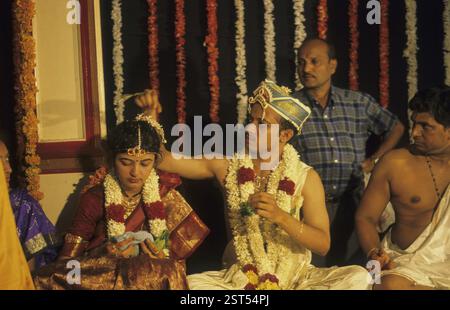 Sposa e lo Sposo esecuzione rituale vidhi in udupi Madhwa bramino matrimonio cerimonia, Karnataka, India Foto Stock