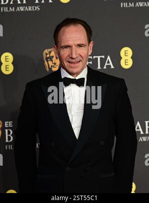 LONDRA, REGNO UNITO. 16 febbraio 2025. Ralph Fiennes all'EE BAFTA Film Awards 2025 al Royal Festival Hall, Londra, Regno Unito. (Foto di 李世惠/SEE li/Picture Capital) credito: Vedi li/Picture Capital/Alamy Live News Foto Stock