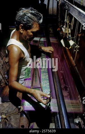 Weaver lavorando su azionato a mano telaio, bishnupur, West Bengal, India Foto Stock