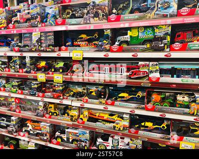 Leopoli, Ucraina - 16 febbraio 2025: Scaffali organizzati pieni di giocattoli colorati per bambini, automobili, treni e playset Foto Stock