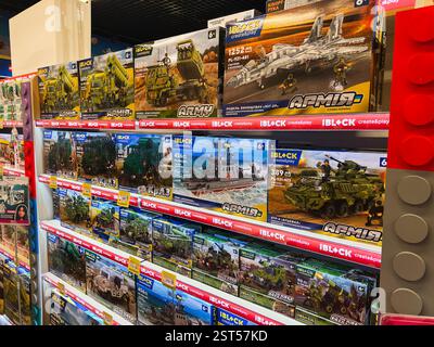Leopoli, Ucraina - 16 febbraio 2025: Selezione di set di giocattoli a tema su veicoli militari e kit in un negozio Foto Stock