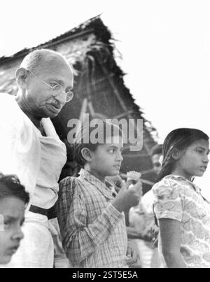 Mahatma Gandhi con bambini - RILASCIO DEL MODELLO NON DISPONIBILE Foto Stock
